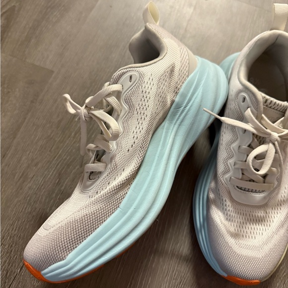 Tennis shoes - Picture 3 of 5